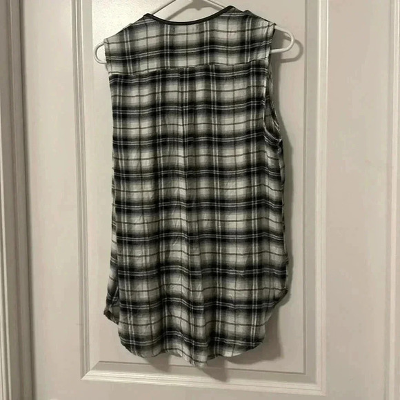 STOOSH Sleeveless Button Down Top (Colors- Black, White & Blue) - Picture 12 of 15